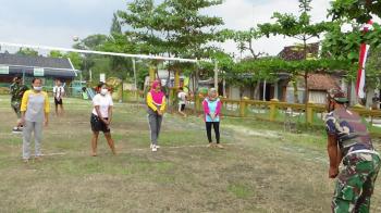 Semangat Ibu-Ibu Jatimulyo Ikuti Latihan Volli Bareng Satgas TMMD 110 Bojonegoro